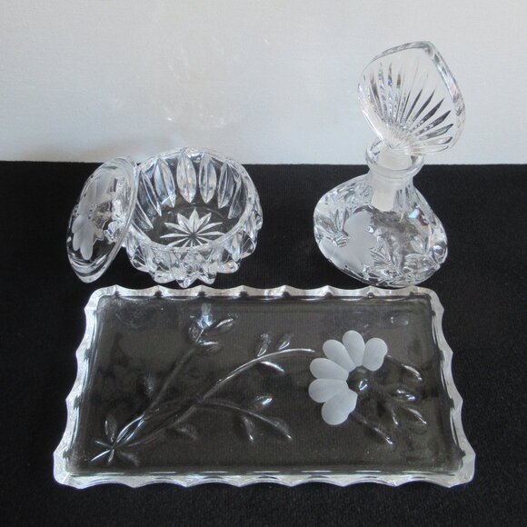 Vanity Set, Perfume decanter, Tray, Trinket box w/ lid, Heritage design, Vintage - Picture 2 of 13